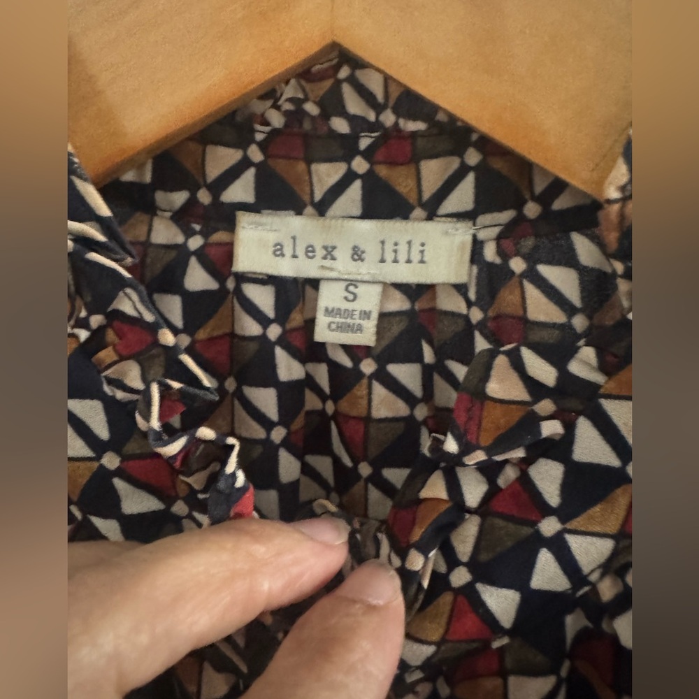 Geometric Patterned Blouse with Short Sleeves - Picture 3 of 4